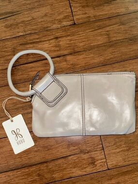 BNWT HOBO SABLE WRISTLET CLUTCH BAG IN COLOR “DRIFTWOOD”